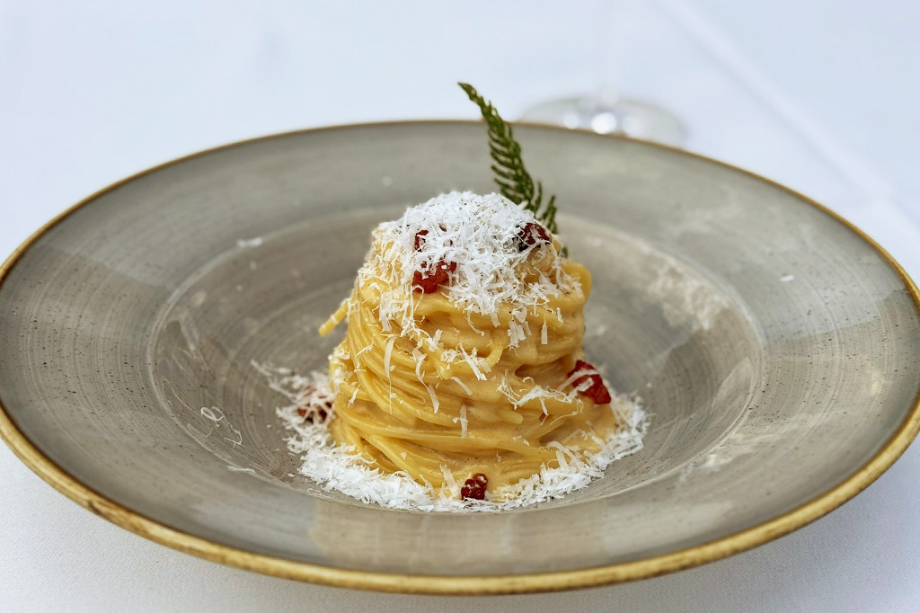 Ein Teller mit Nudeln und geriebenem Parmesan